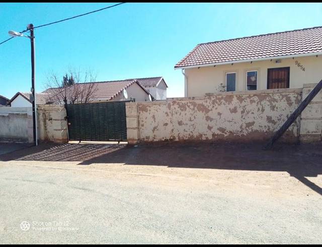 3 BEDROOM HOUSE FOR SALE IN COSMO CITY